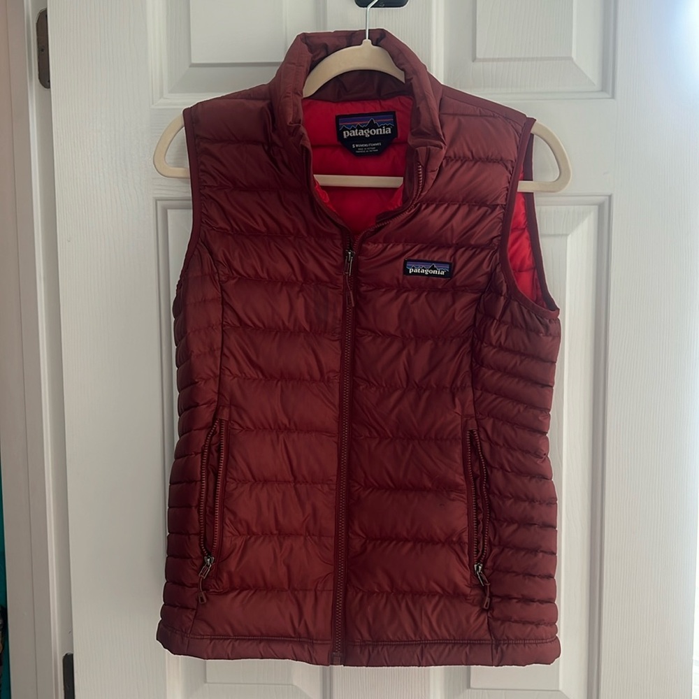 Patagonia maroon puffer vest (Women’s S)